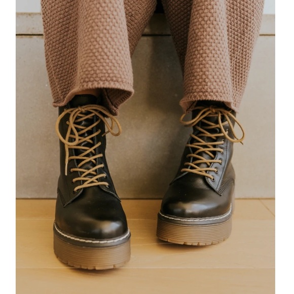 LOOKING FOR - ISO Black Roolee Elvis Platform Boots - DO NOT BUY - Picture 2 of 3